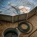 Vider une piscine avec un tuyau : méthode du siphon