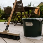Nettoyer terrasse en composite avec balai-brosse : mousse et dépôts verts
