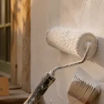 Chaux peinture extérieur : badigeon sur enduit minéral, mur fraîchement badigeonné