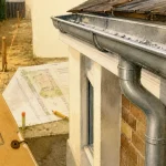 Gouttiere sur mur en limite de propriété : zinc et descente bien fixés